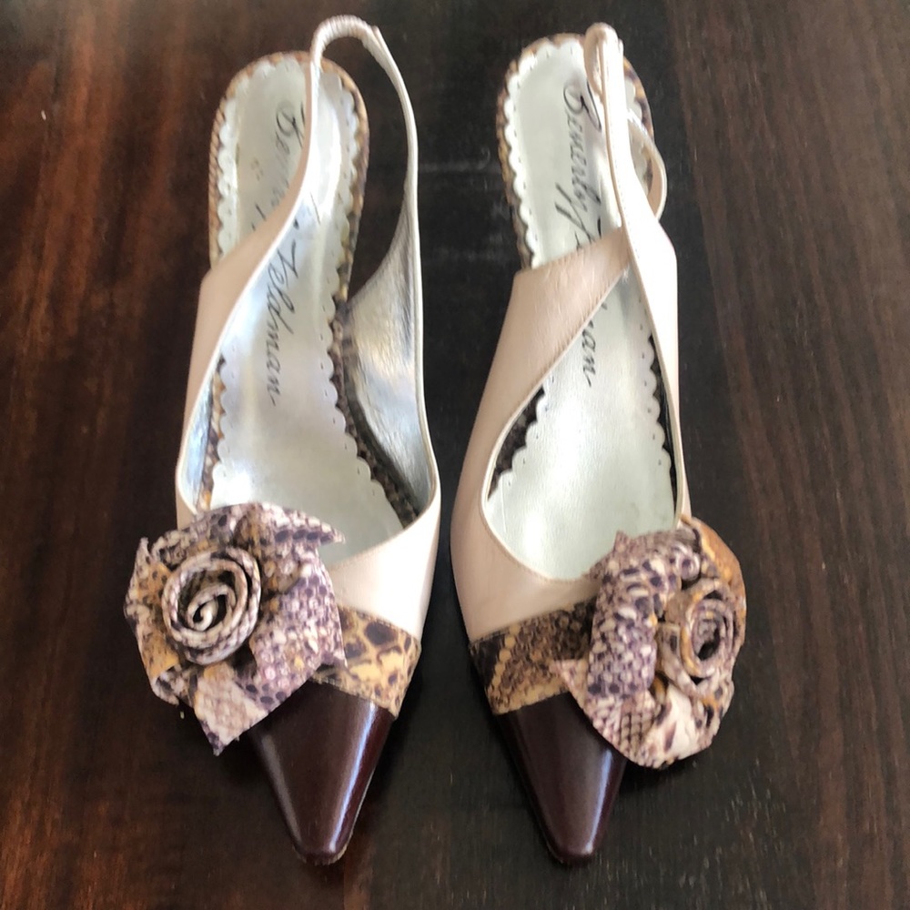 Beverly Feldman floral WOMENS Italian shoes in mint condition.